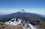 Subindo o vulcão Iztaccihuatl e com visão para o vulcão Popocatépetl, perto de Amecameca, na região central do México